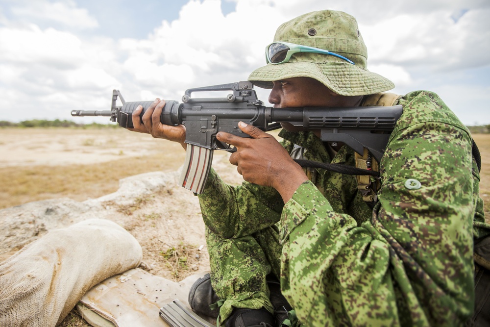 U.S. Marines of SPMAGTF-SC lead Belize Defence Force in Rifle Range