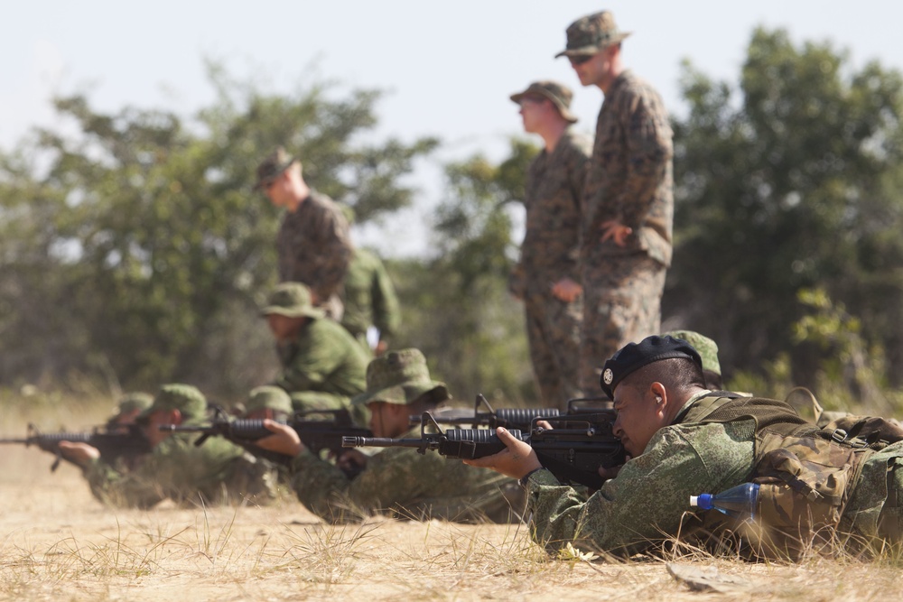 U.S. Marines of SPMAGTF-SC lead Belize Defence Force in Rifle Range