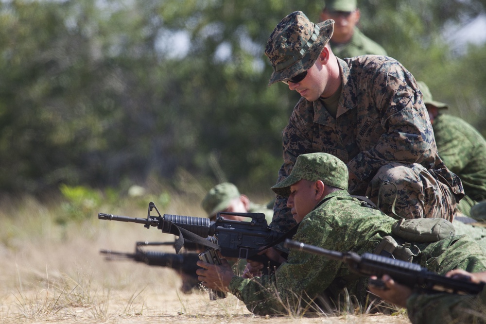 U.S. Marines of SPMAGTF-SC lead Belize Defence Force in Rifle Range