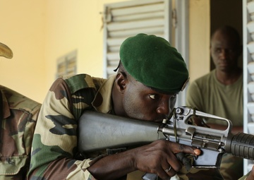 Partnership in action: COFUMACO learns Marine infantry skills