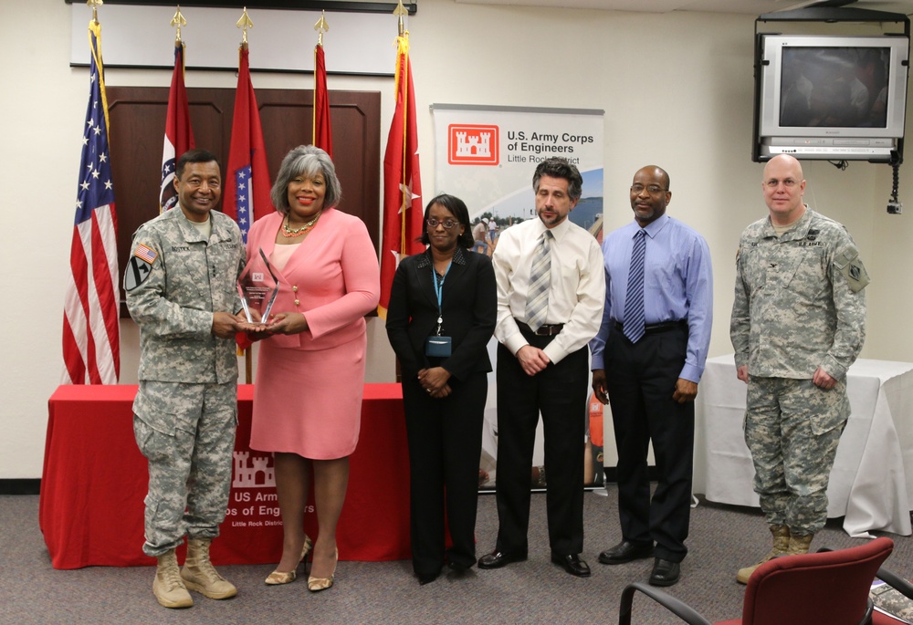 Little Rock District presented USACE Contracting Award