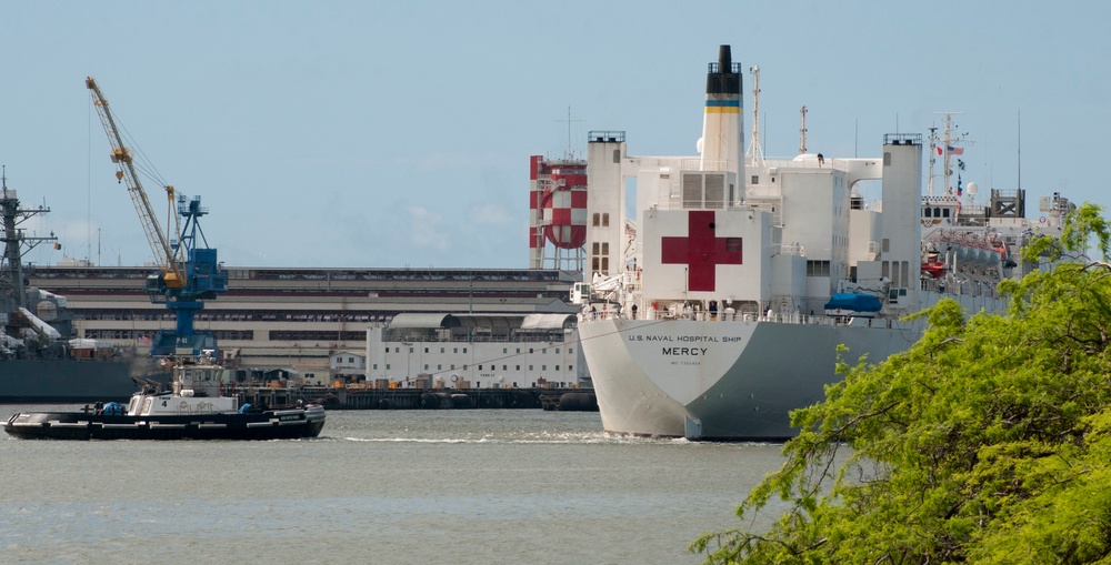 USNS Mercy arrives in Hawaii