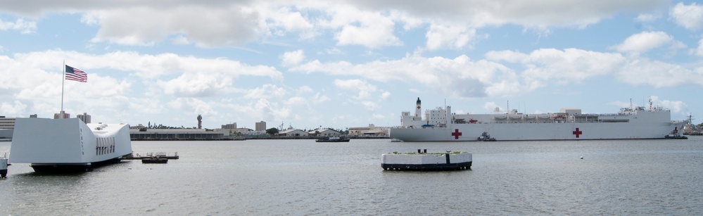 USNS Mercy arrives in Hawaii