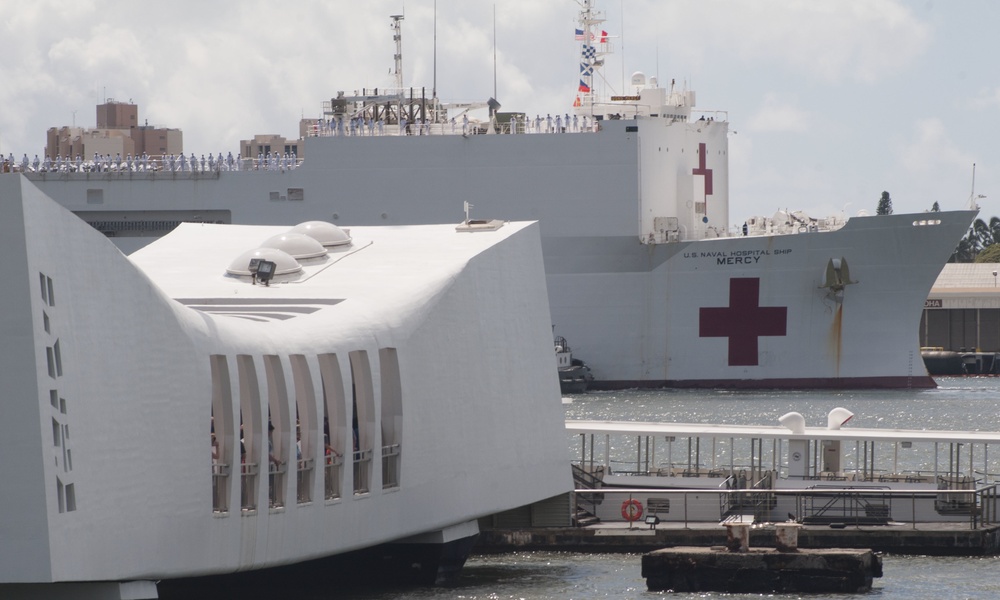 USNS Mercy arrives in Hawaii