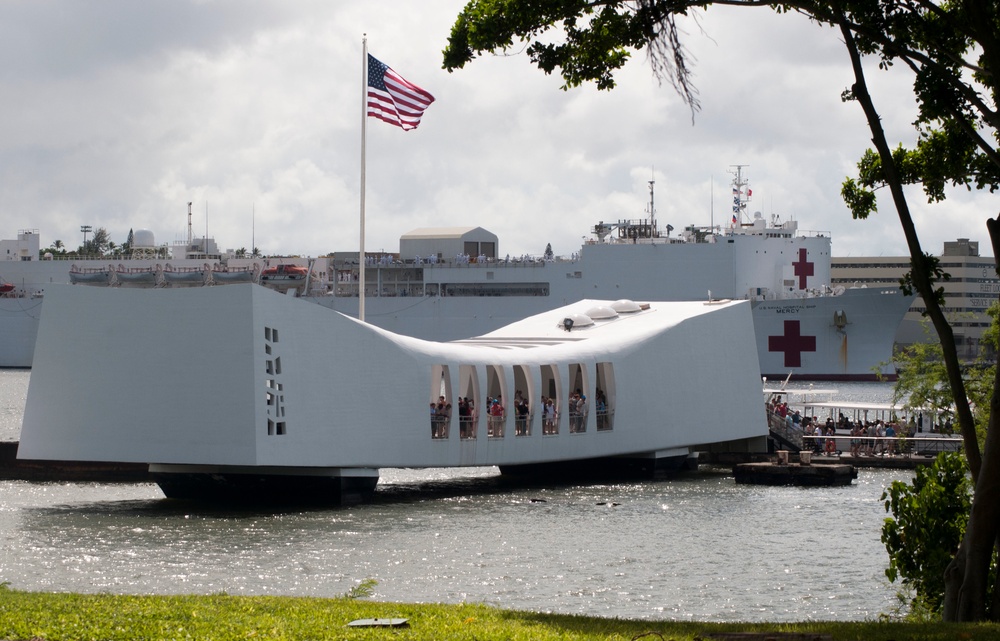 USNS Mercy arrives in Hawaii