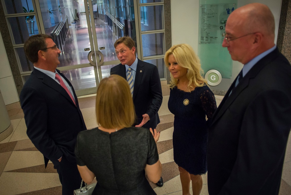 Secretary of defense attends Fisher House Gala