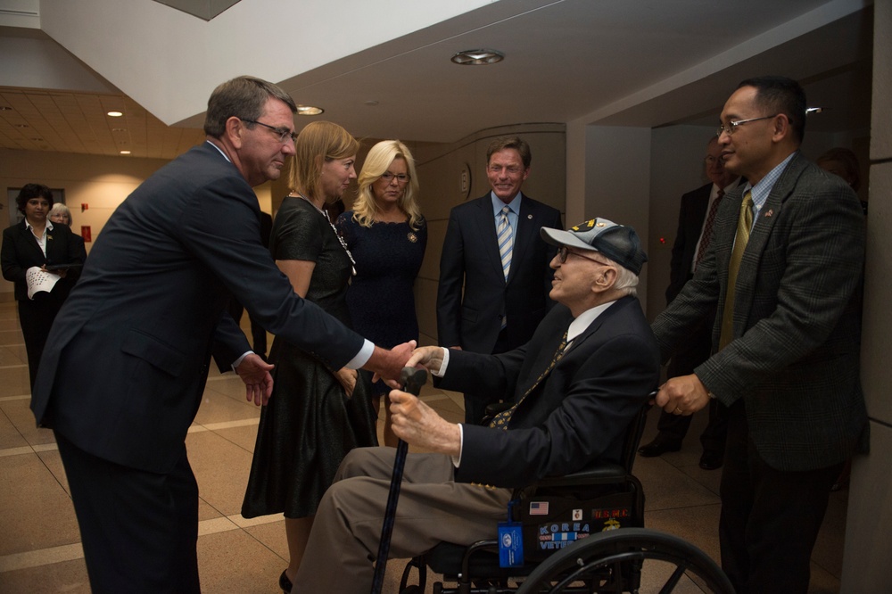 Secretary of defense attends Fisher House Gala