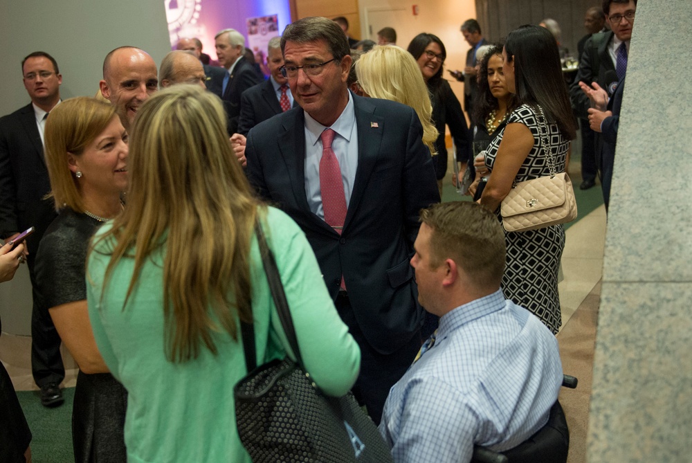 Secretary of defense attends Fisher House Gala