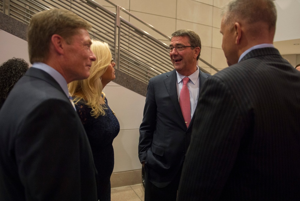 Secretary of defense attends Fisher House Gala
