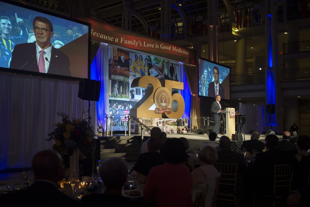 Secretary of defense attends Fisher House Gala