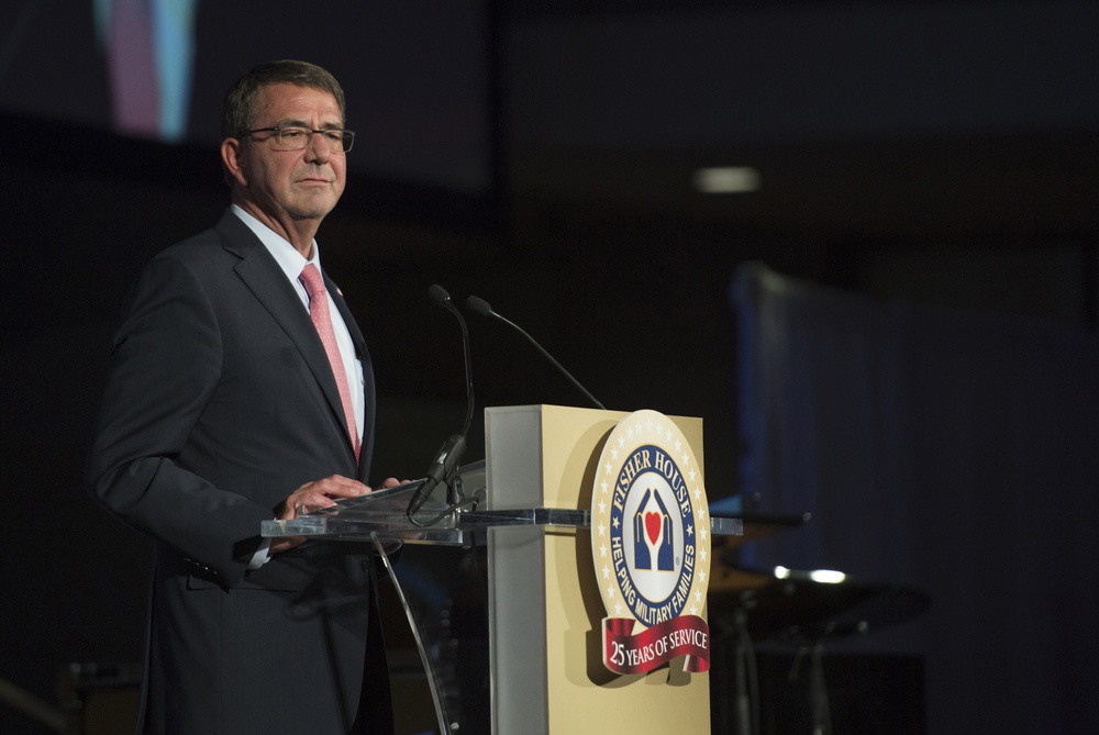 Secretary of defense attends Fisher House Gala