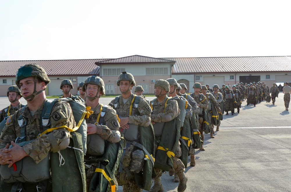 US, Hungarian paratroopers conduct combined emergency deployment exercise