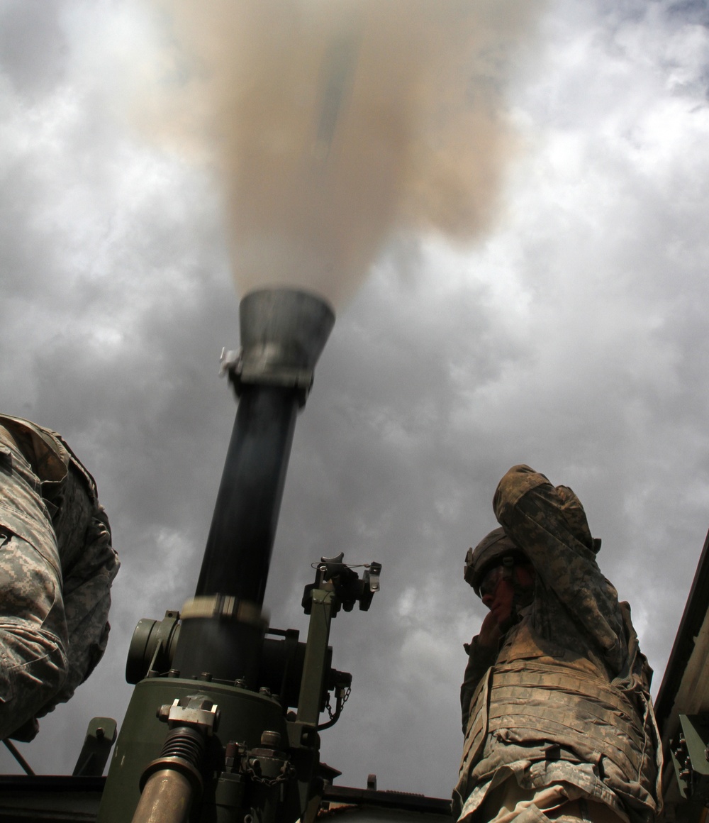 Japanese and US troops fire mortars during Rising Thunder