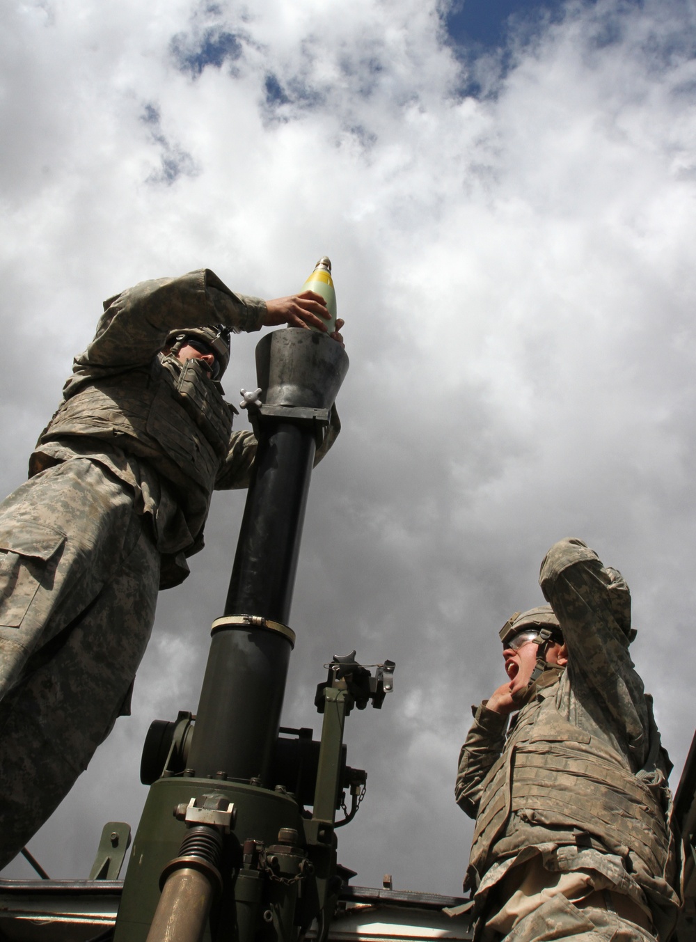 Japanese, U.S. troops fire mortars during Rising Thunder