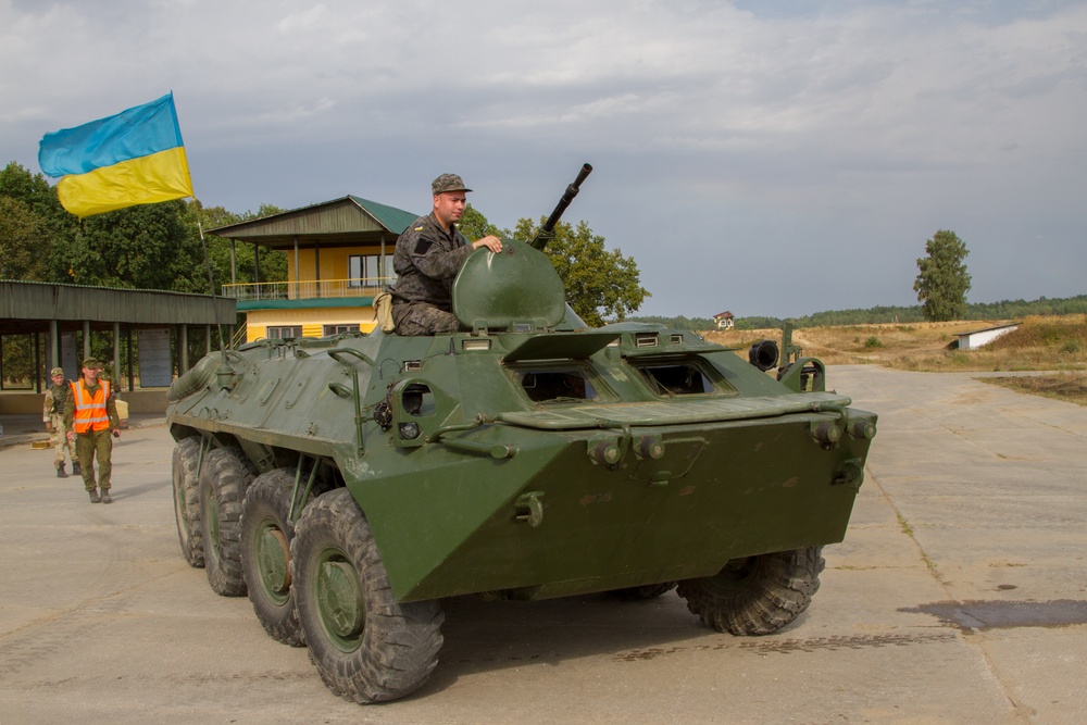 Paratroopers take Ukrainian guardsmen to the range
