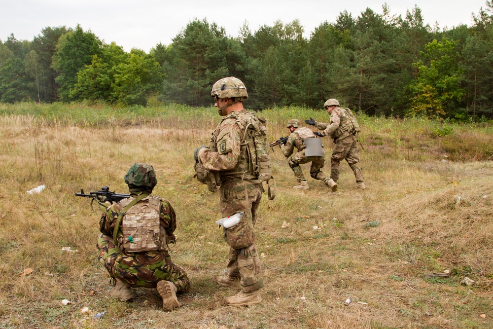 Paratroopers take Ukrainian guardsmen to the range