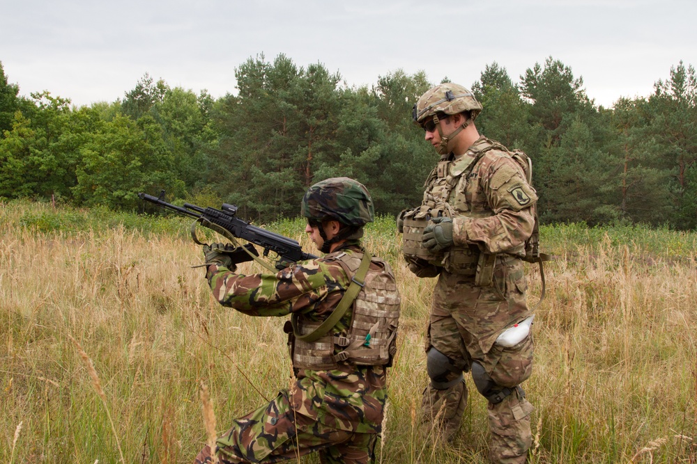 Paratroopers take Ukrainian guardsmen to the range