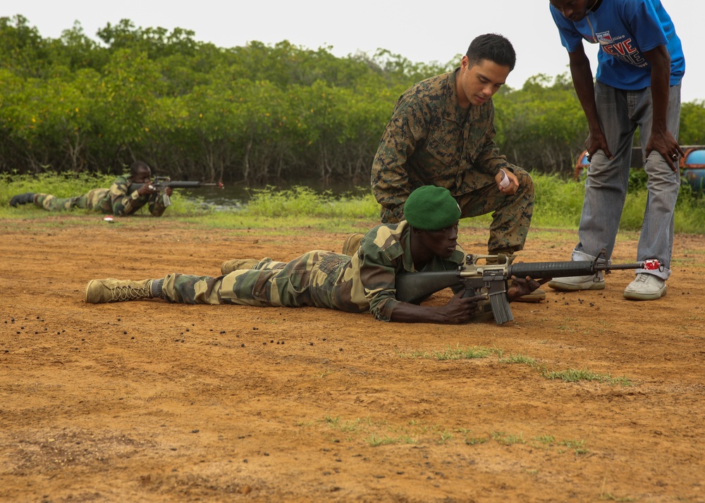 Partnership in action: COFUMACO learns Marine infantry skills