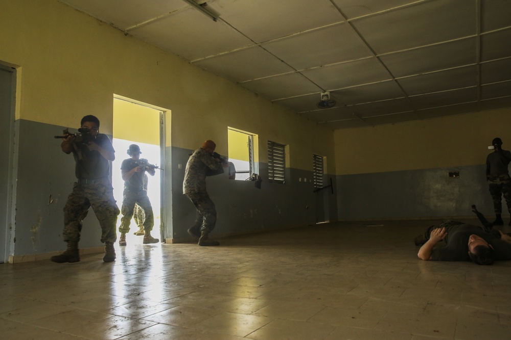 Partnership in action: COFUMACO learns Marine infantry skills