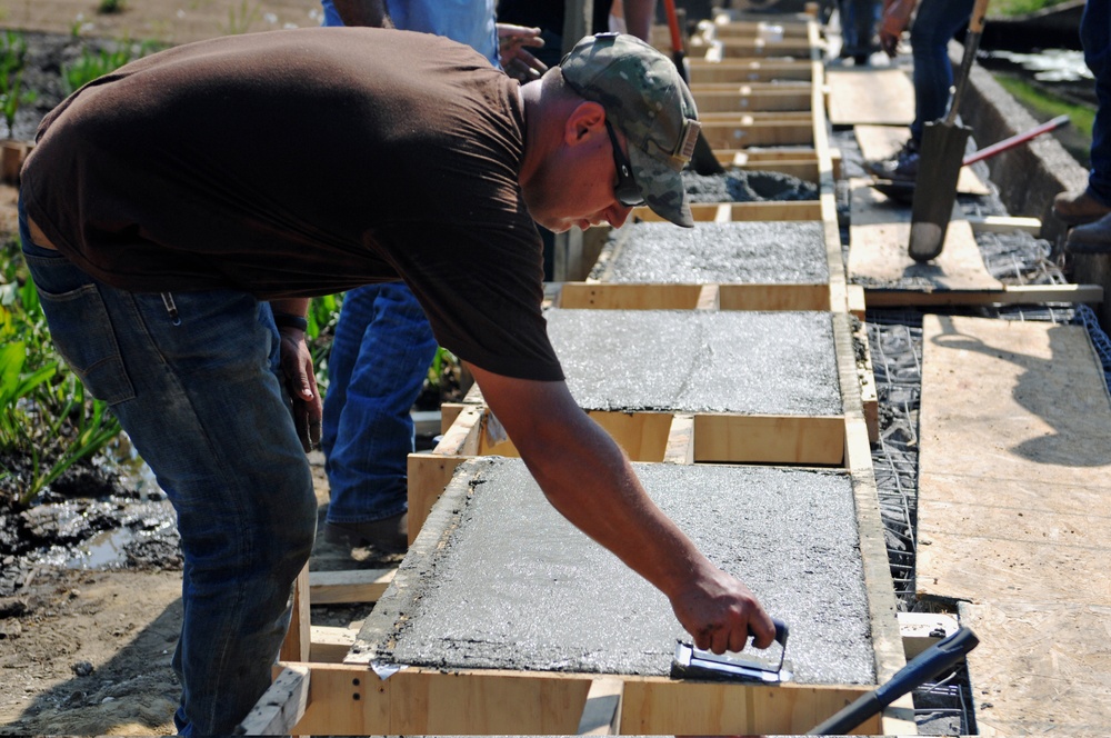NMCB 133 Seabees volunteer at Diamondhead for Duck Pond project