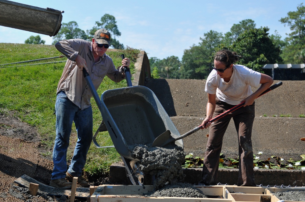 NMCB 133 Seabees volunteer at Diamondhead for Duck Pond project