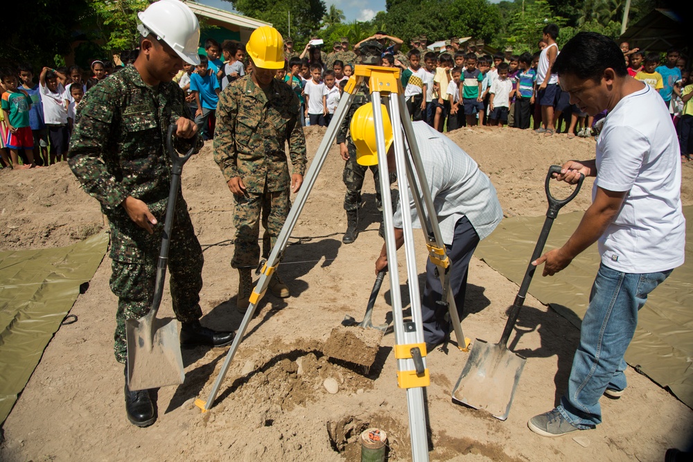 US Marines break ground during Philippines exercise