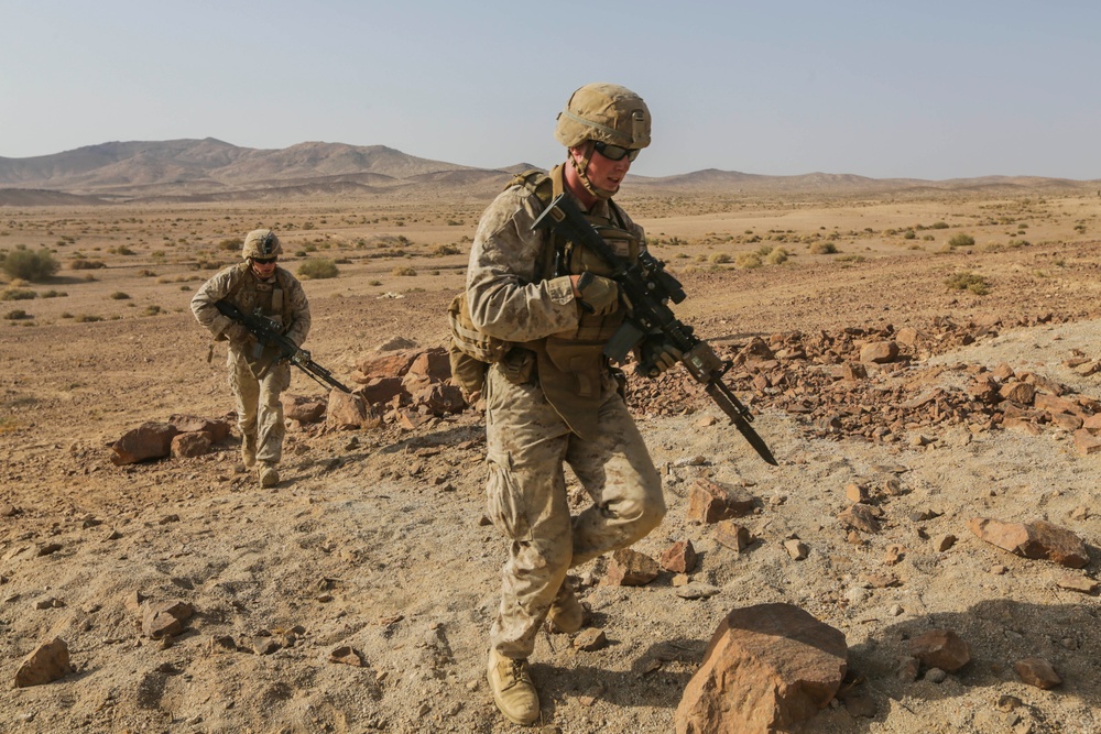 15th MEU Marines practice buddy rushes in Southwest Asia