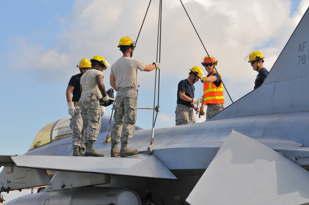 CDDAR F-16 crane lift