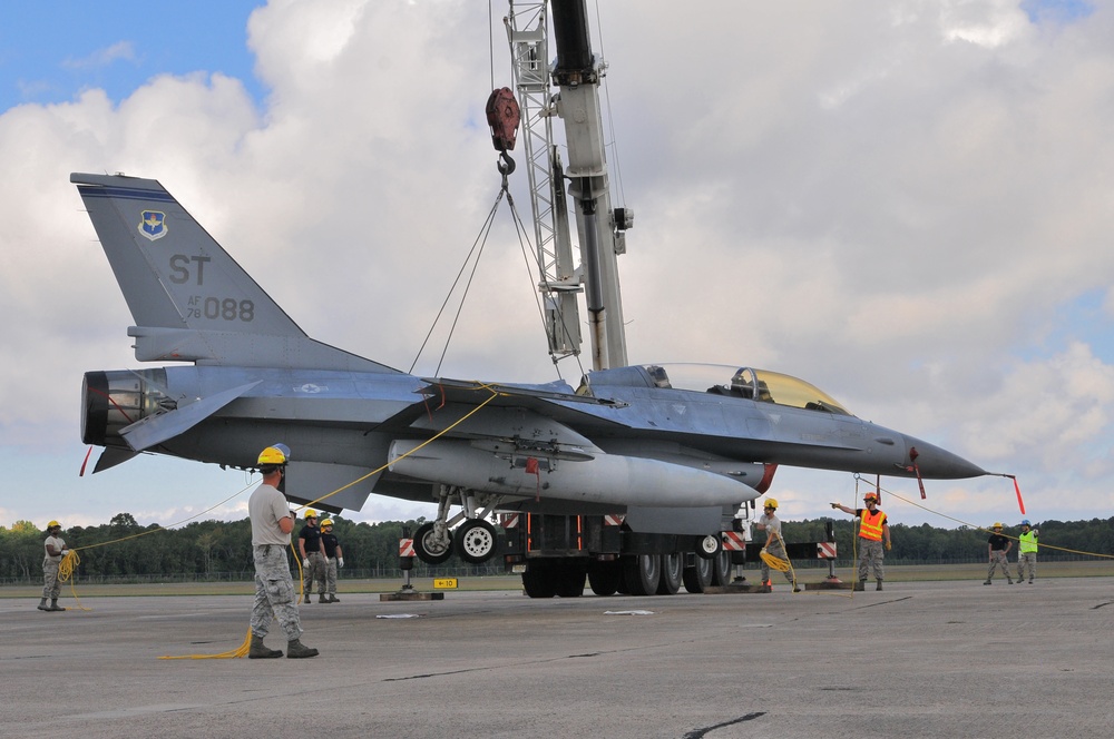 CDDAR F-16 crane lift