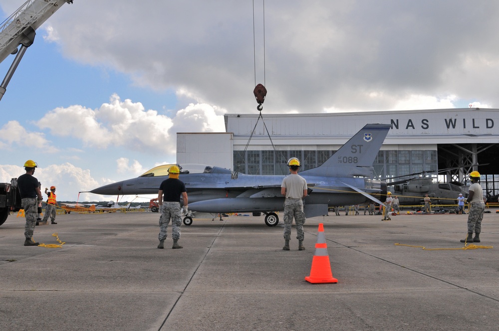 CDDAR F-16 crane lift