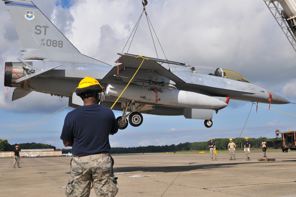 CDDAR F-16 crane lift