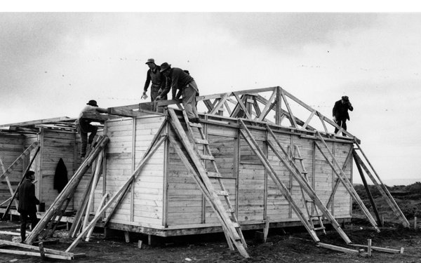 Men building a house, Chepe Hill, Chile