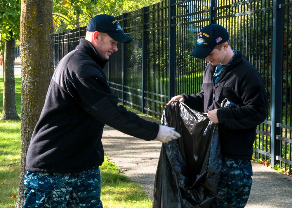 USS John C. Stennis Sailors participate in Naval Base Kitsap cleanup