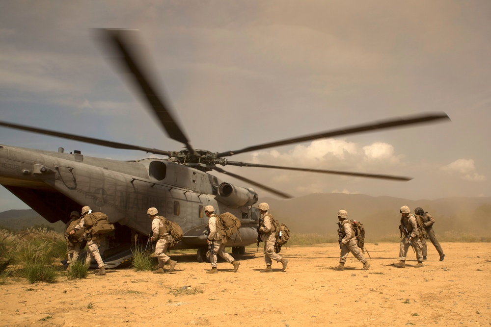 CH-53E aircraft supports ground forces with assault transport during Forest Light 16-1