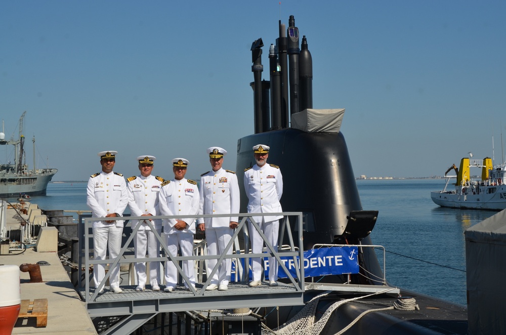 Commander, US Naval Forces Europe-Africa tours Portuguese navy submarine