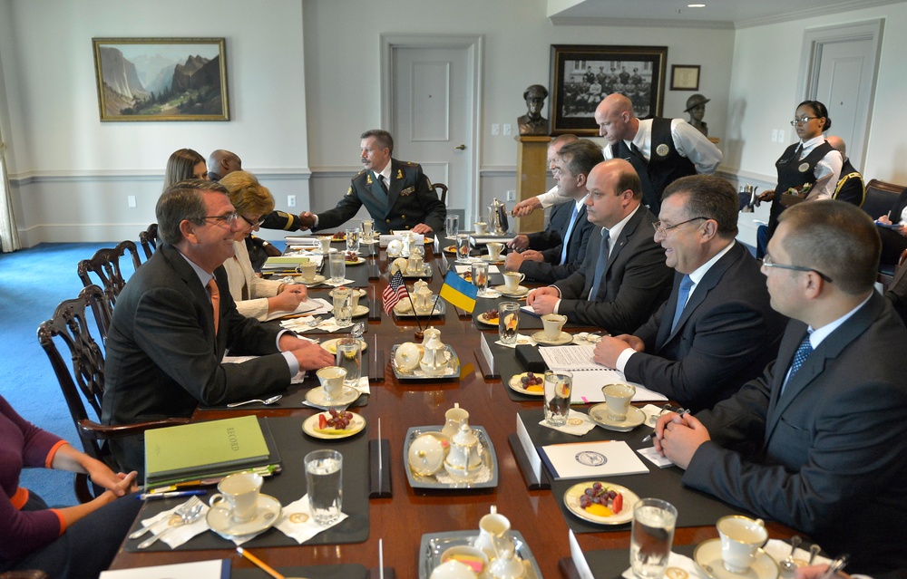 Secretary of Defense Ash Carter hosts an honor cordon to welcome Ukraine's Minister of Defense Colonel-General Stepan Poltorak