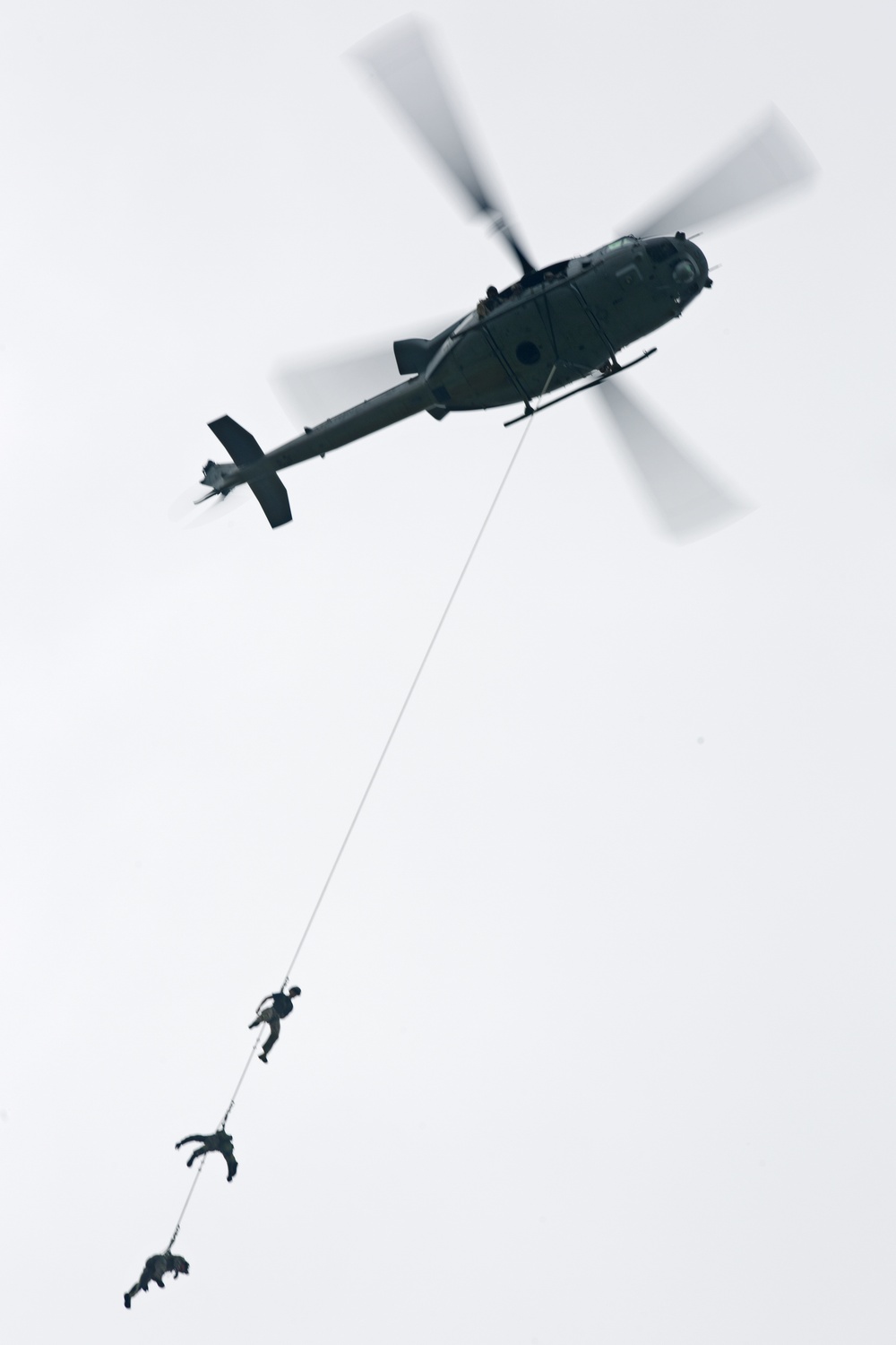 MARSOC conducts SPIE training with HMLA-167