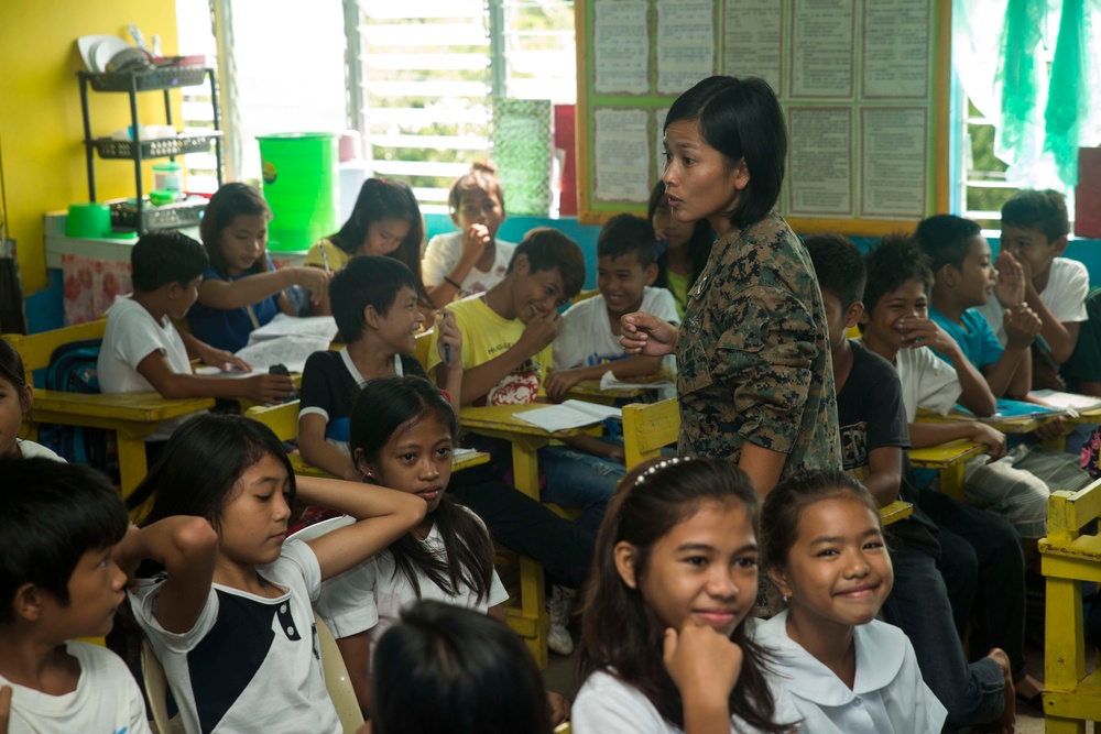 Sailors teach Philippine children preventive health measures during PHIBLEX 2015