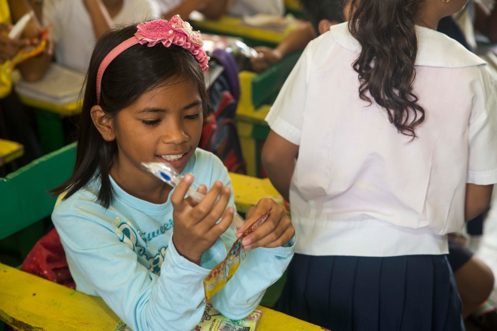 Sailors teach Philippine children preventive health measures during PHIBLEX 2015