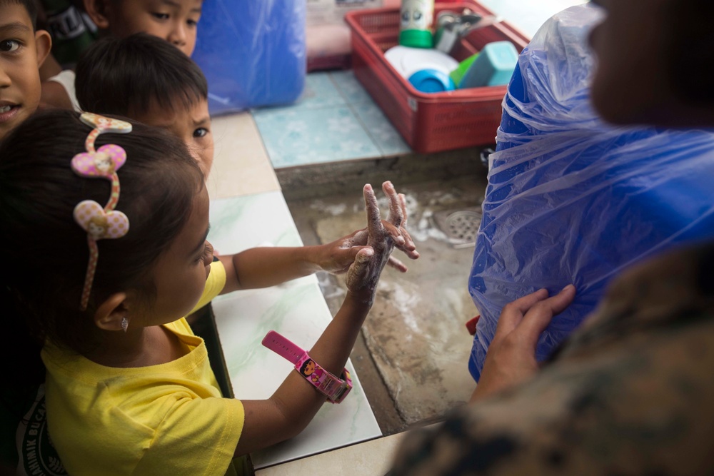 Sailors teach Philippine children preventive health measures during PHIBLEX 2015