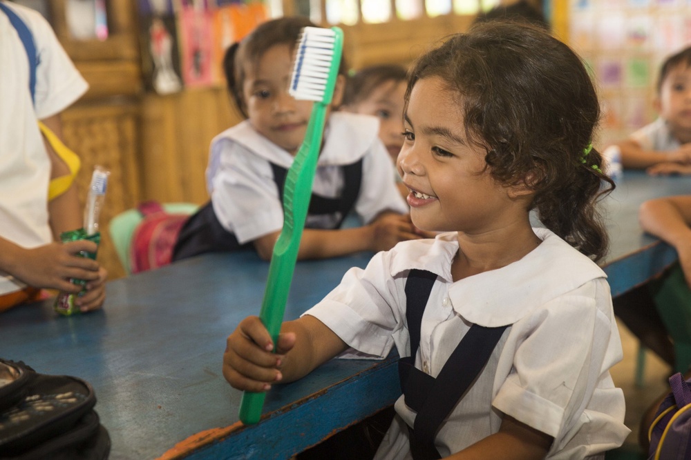 Sailors teach Philippine children preventive health measures during PHIBLEX 2015