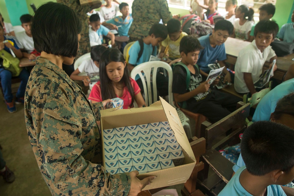 Sailors teach Philippine children preventive health measures during PHIBLEX 2015