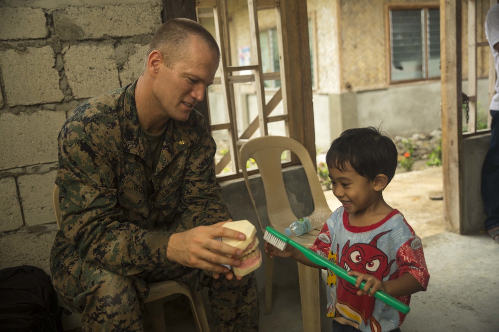 Sailors teach Philippine children preventive health measures during PHIBLEX 2015