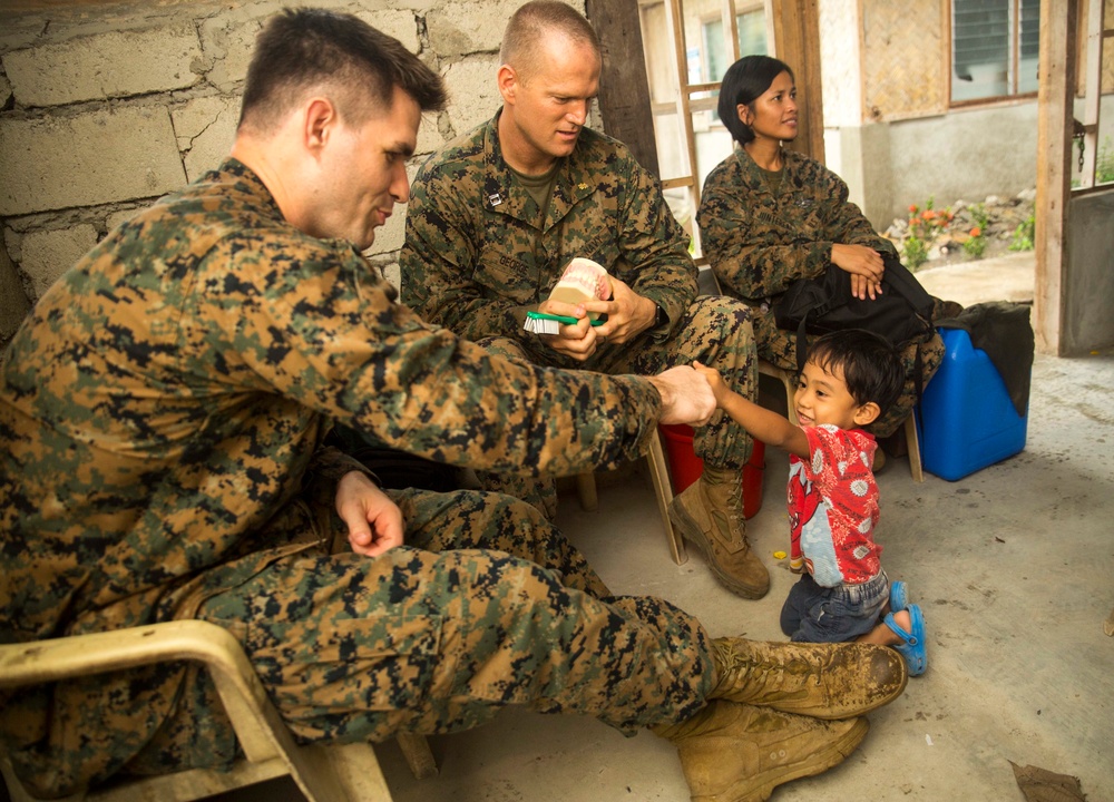 Sailors teach Philippine children preventive health measures during PHIBLEX 2015