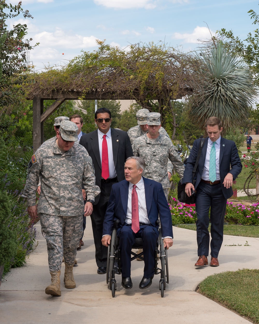 Texas governor awards Texas Purple Heart to Texas National Guardsmen