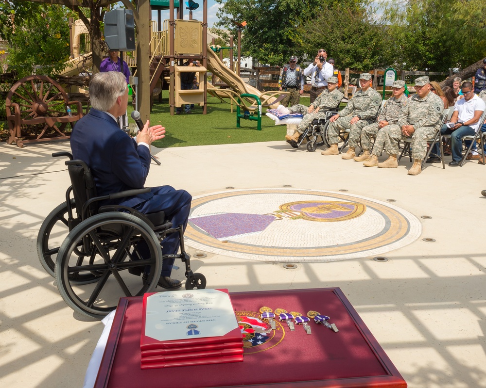 Texas governor awards Texas Purple Heart to Texas National Guardsmen