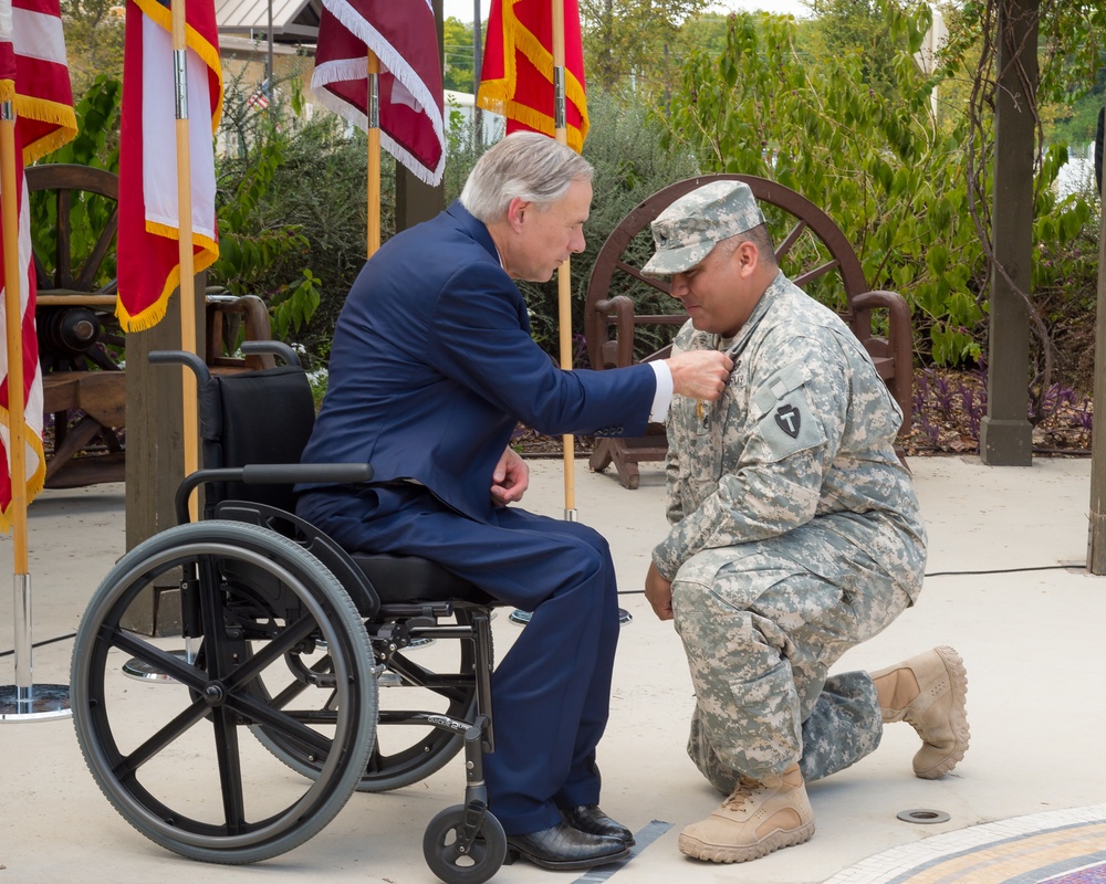 Texas governor awards Texas Purple Heart to Texas National Guardsmen
