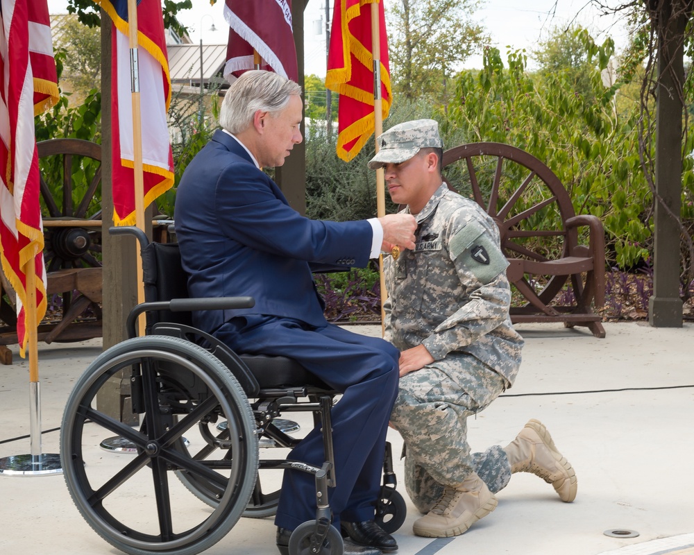 Texas governor awards Texas Purple Heart to Texas National Guardsmen