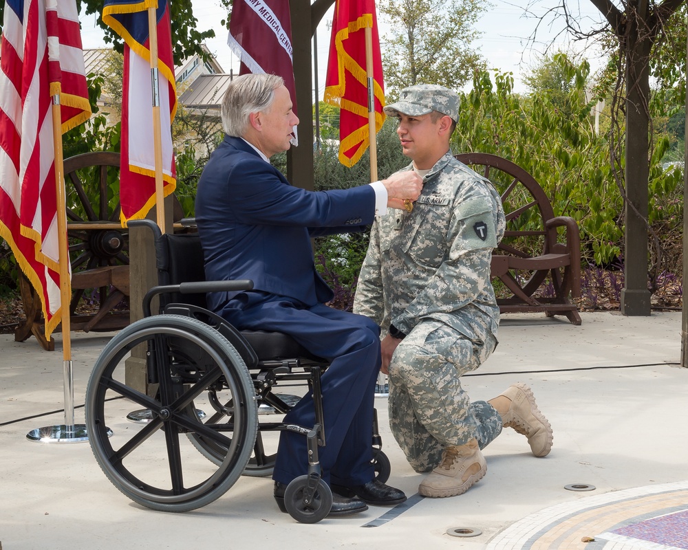 Texas governor awards Texas Purple Heart to Texas National Guardsmen
