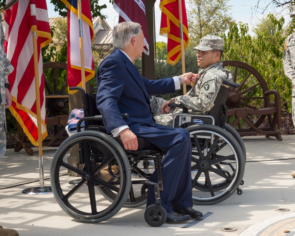 Texas governor awards Texas Purple Heart to Texas National Guardsmen